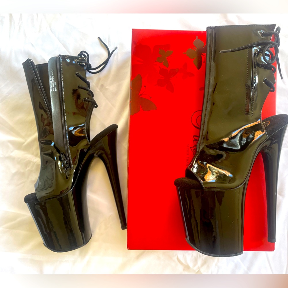 Pleaser 8” heel ADORE 1018 Size 6. Black patent leather. Peep toe
